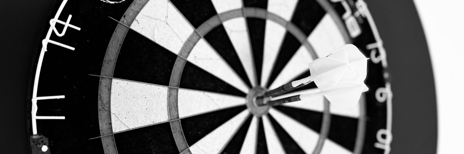 Steel-Dartpfeile im Board